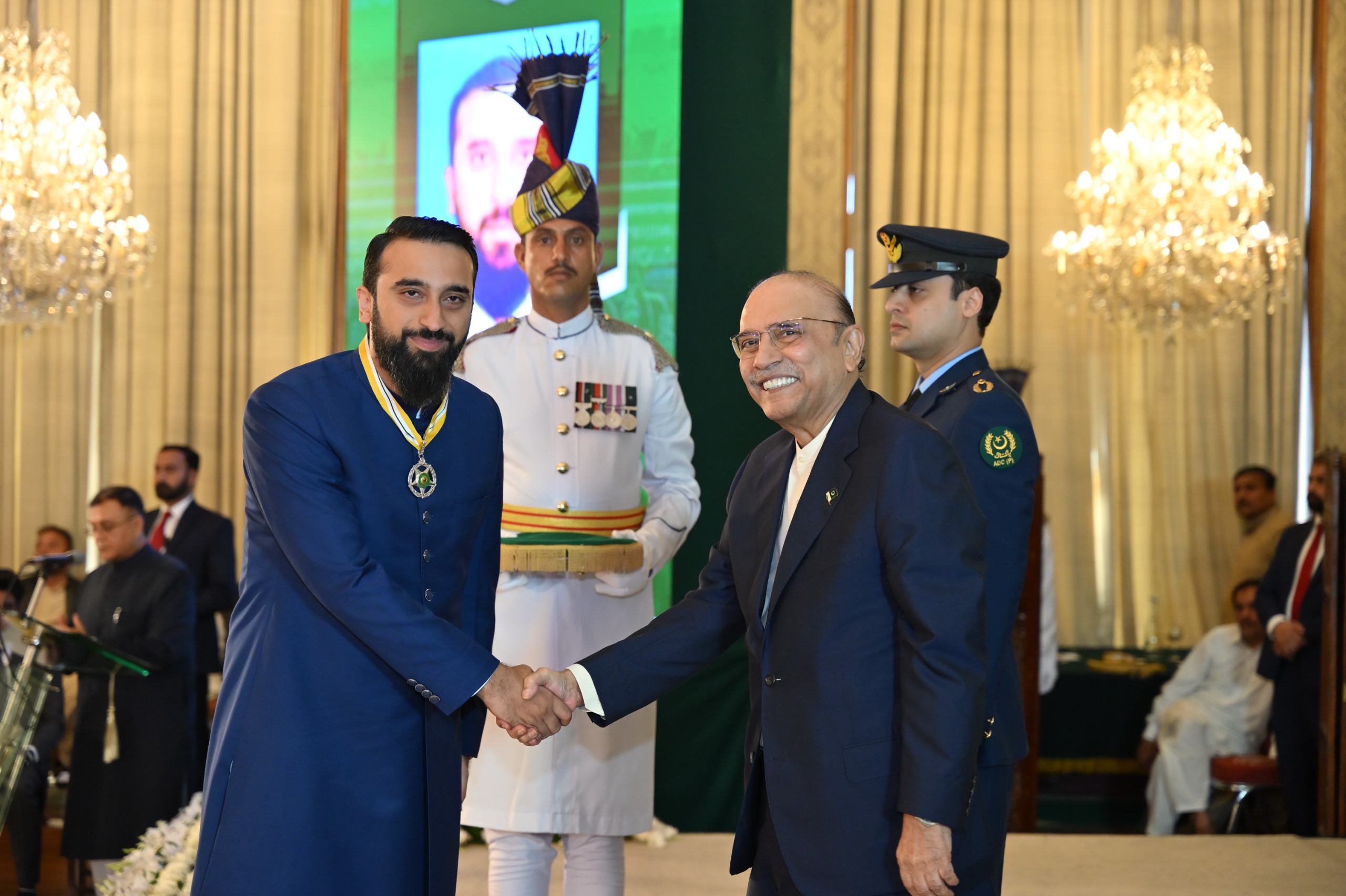 Ahmad Moiz receiving the Sitara-i-Imtiaz at a formal investiture ceremony